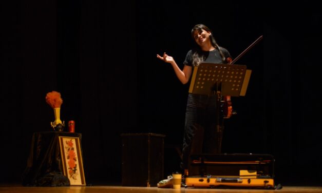 “El teatro mata” conquista al público juarense con humor negro y reflexión