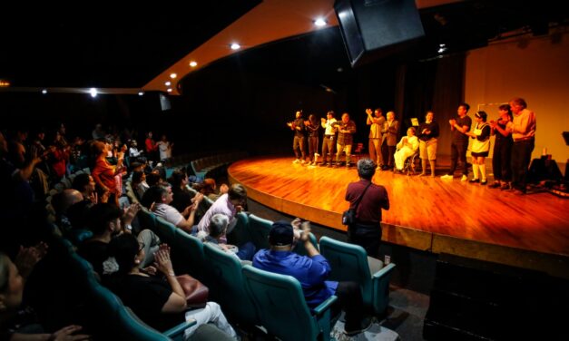 “El teatro mata” conquista al público juarense con humor negro y reflexión