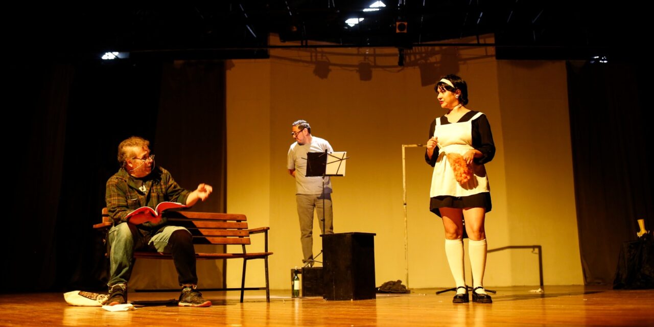 “El teatro mata” conquista al público juarense con humor negro y reflexión