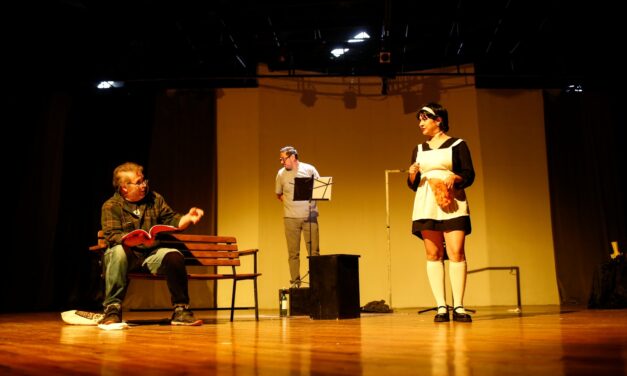 “El teatro mata” conquista al público juarense con humor negro y reflexión