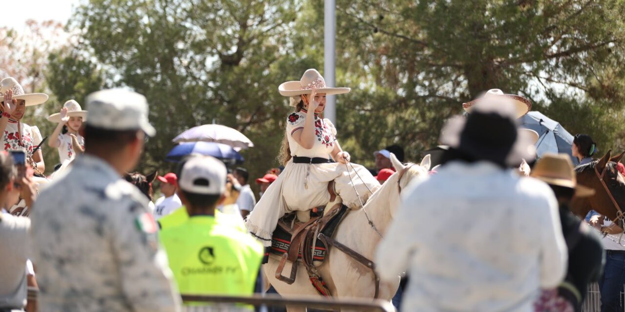 Disfrutan juarenses Desfile Cívico- Militar por el 214 aniversario de la Independencia de México