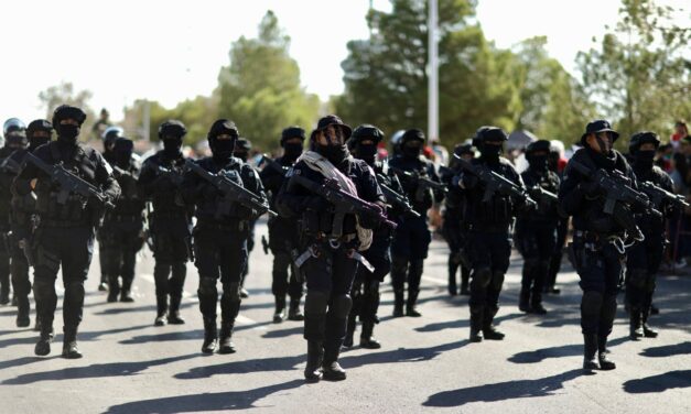 Disfrutan juarenses Desfile Cívico- Militar por el 214 aniversario de la Independencia de México