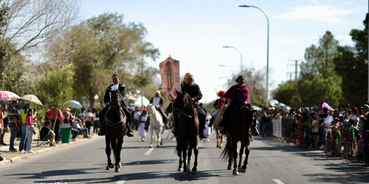 Disfrutan juarenses Desfile Cívico- Militar por el 214 aniversario de la Independencia de México