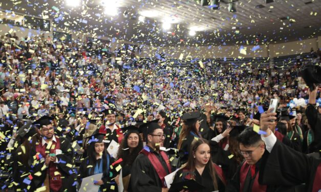 Más de 400 nuevos profesionistas egresan de la UACJ