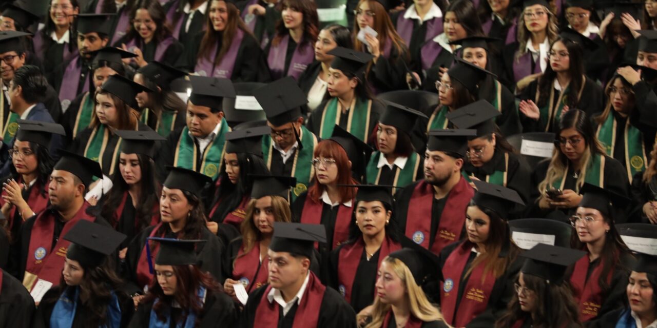 Más de 400 nuevos profesionistas egresan de la UACJ