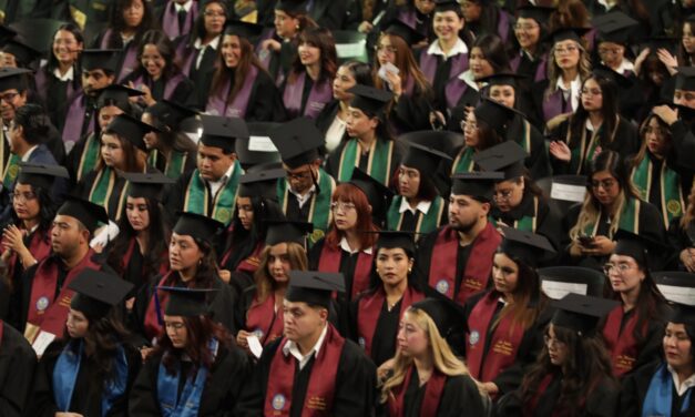 Más de 400 nuevos profesionistas egresan de la UACJ