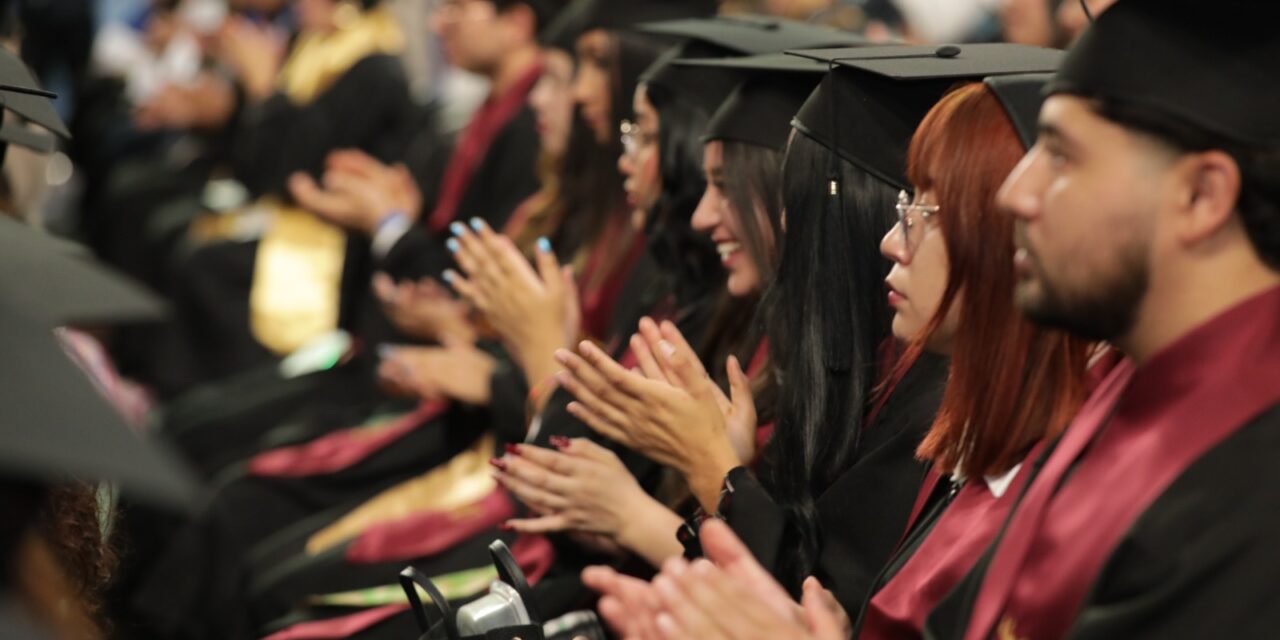 Más de 400 nuevos profesionistas egresan de la UACJ