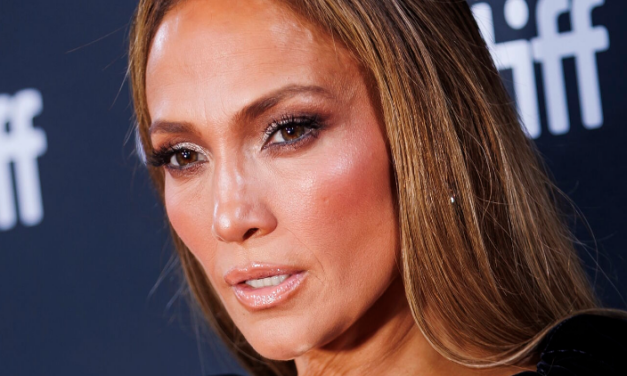 Jlo y el espectacular ‘vestido de la venganza’ con el que reaparece tras romper con Ben Affleck