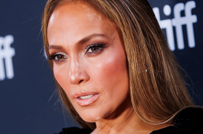 Jlo y el espectacular ‘vestido de la venganza’ con el que reaparece tras romper con Ben Affleck