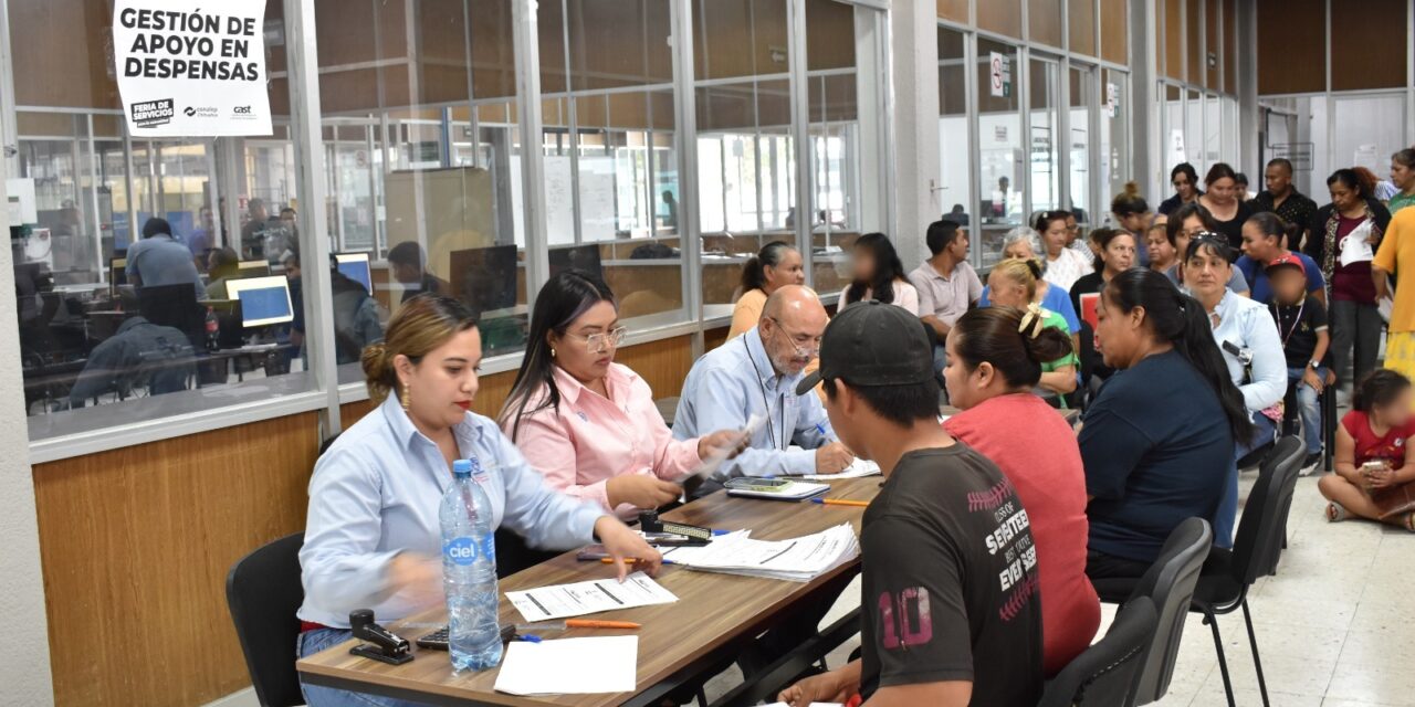 Atienden a más de 900 personas en la Feria de Servicios del CAST Conalep