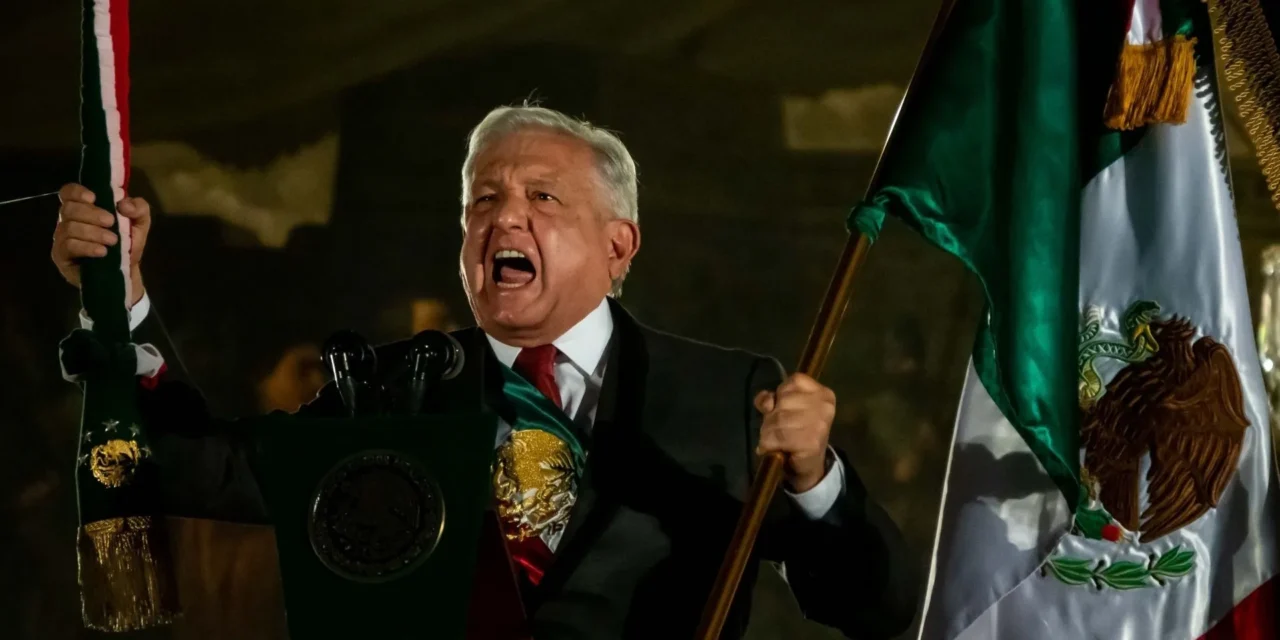 Júbilo y patriotismo desbordan el Zócalo en último grito de AMLO