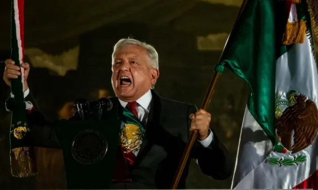 Júbilo y patriotismo desbordan el Zócalo en último grito de AMLO