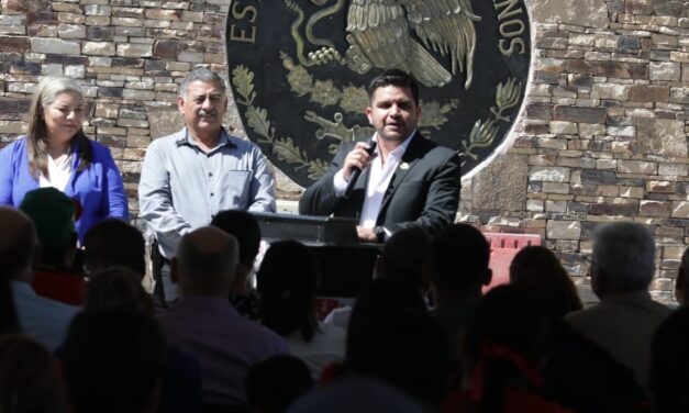 Entrega Presidente mobiliario para escuelas de Ahumada