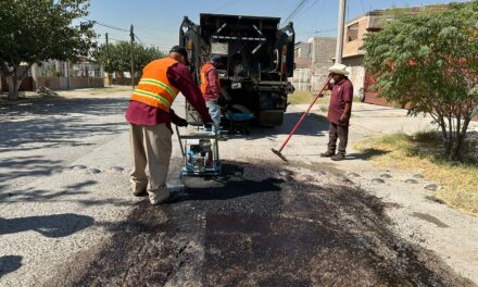 Mantiene Obras Públicas programa de bacheo en diferentes puntos de la ciudad