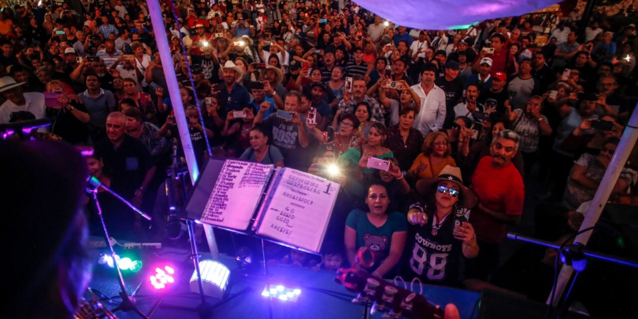 Ciudadanos bailan y disfrutan de ‘Arte en las Calles’ en el Centro Histórico