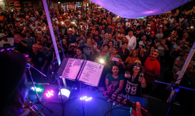 Ciudadanos bailan y disfrutan de ‘Arte en las Calles’ en el Centro Histórico