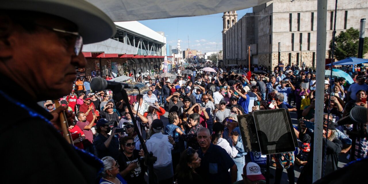 Ciudadanos bailan y disfrutan de ‘Arte en las Calles’ en el Centro Histórico