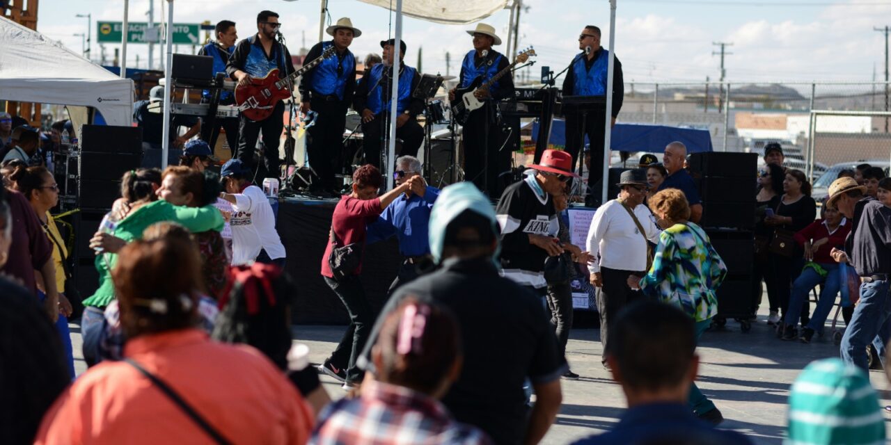 Ciudadanos bailan y disfrutan de ‘Arte en las Calles’ en el Centro Histórico