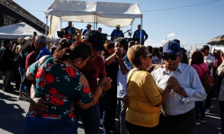 Ciudadanos bailan y disfrutan de ‘Arte en las Calles’ en el Centro Histórico