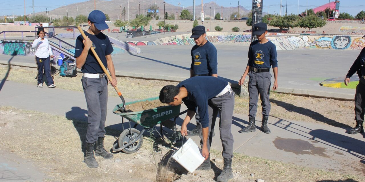 Jóvenes juarenses reforestan el ‘Parque Extremo’