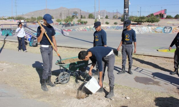 Jóvenes juarenses reforestan el ‘Parque Extremo’
