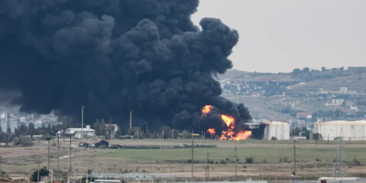 Ucrania bombardea terminal petrolera de Crimea y Rusia toma un pueblo