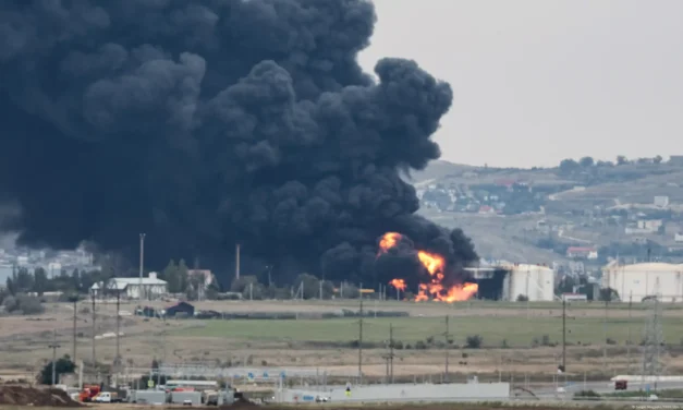 Ucrania bombardea terminal petrolera de Crimea y Rusia toma un pueblo