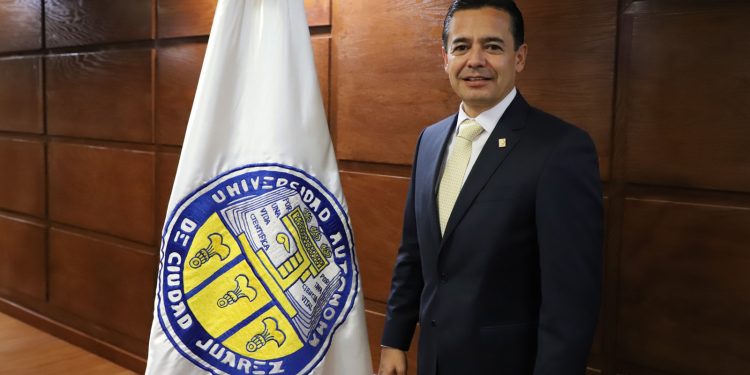 Rinde protesta Daniel Alberto Constandse Cortez como rector de la UACJ