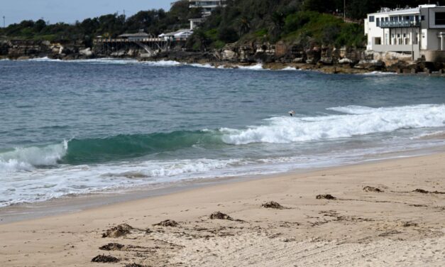 Cierran dos playas de Sídney al aparecer misteriosas bolas negras