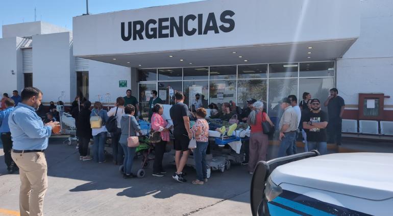 Fuerte operativo; sacan camas y evacuan el ISSSTE por fuga de oxígeno