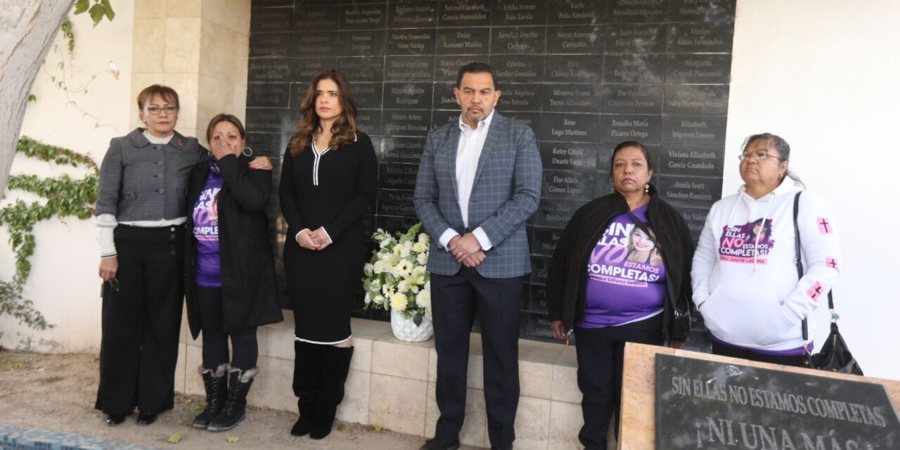 Coloca alcalde ofrenda floral en Memorial a Víctimas de Feminicidio