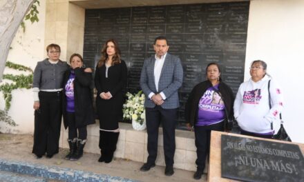 Coloca alcalde ofrenda floral en Memorial a Víctimas de Feminicidio