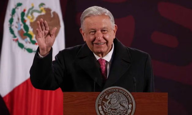 AMLO recibe protección militar y 21 mil pesos al mes