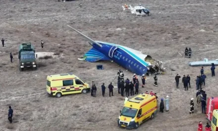 Se estrella un avión de pasajeros en Kazajistán, mueren 38 personas y sobreviven 29