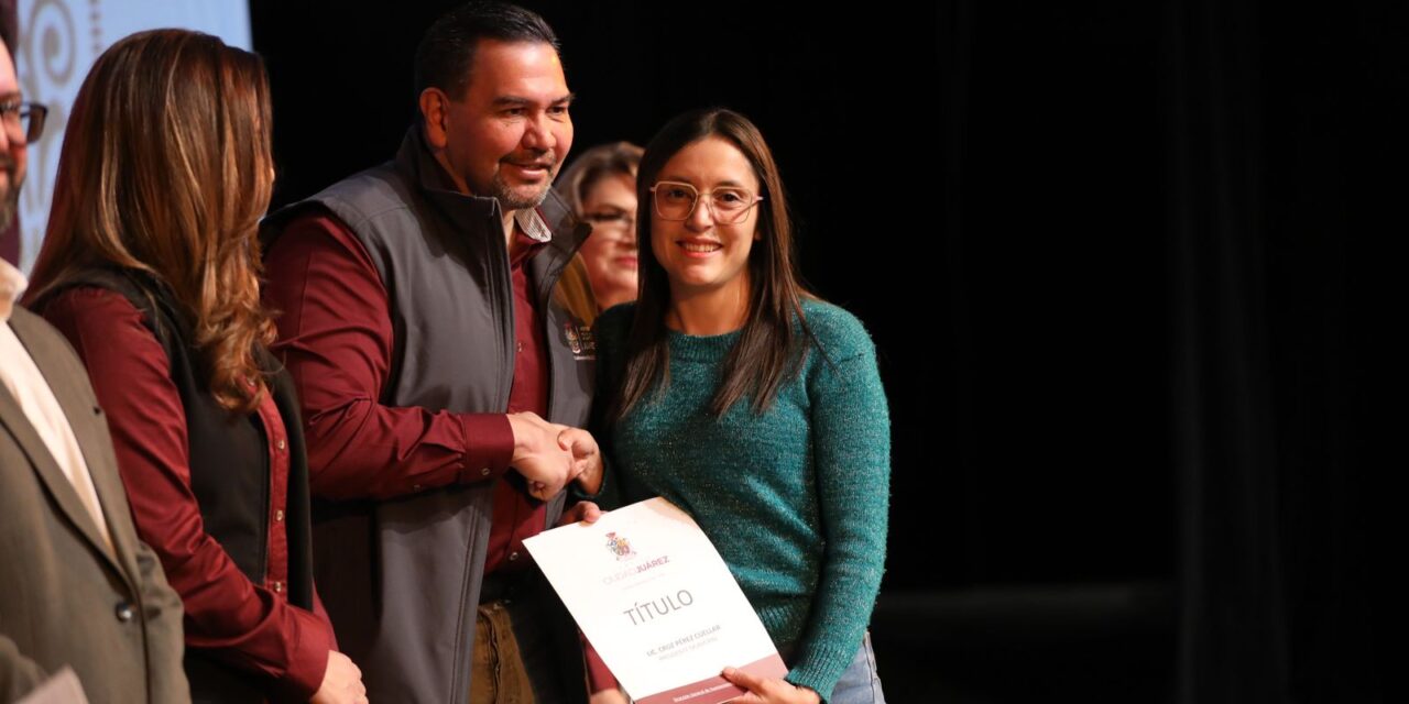 Entrega alcalde títulos de propiedad a familias juarenses