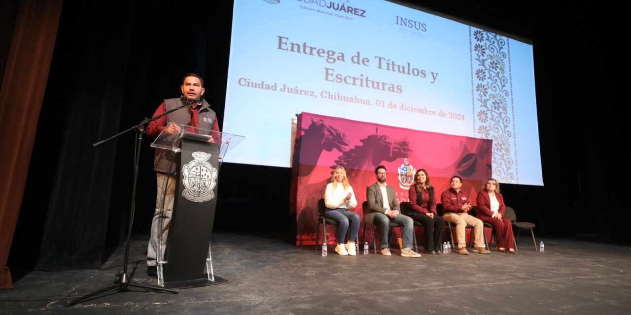 Entrega alcalde títulos de propiedad a familias juarenses