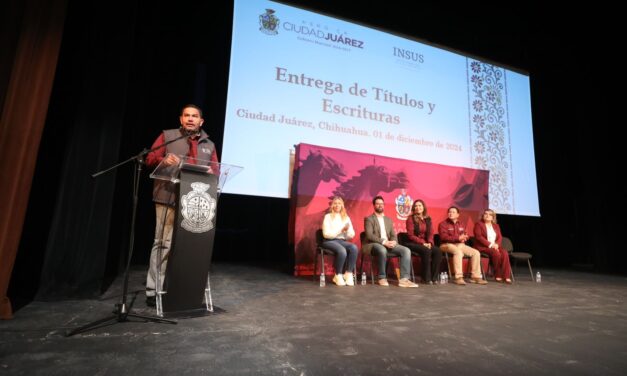 Entrega alcalde títulos de propiedad a familias juarenses