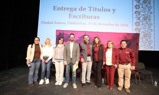 Entrega alcalde títulos de propiedad a familias juarenses
