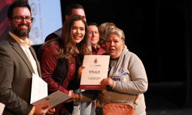 Entrega alcalde títulos de propiedad a familias juarenses