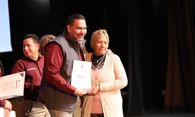 Entrega alcalde títulos de propiedad a familias juarenses