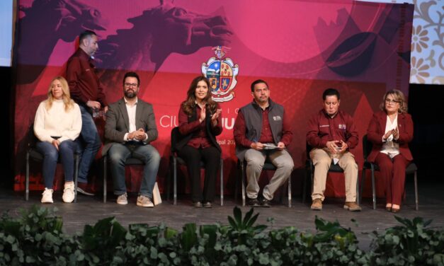 Entrega alcalde títulos de propiedad a familias juarenses