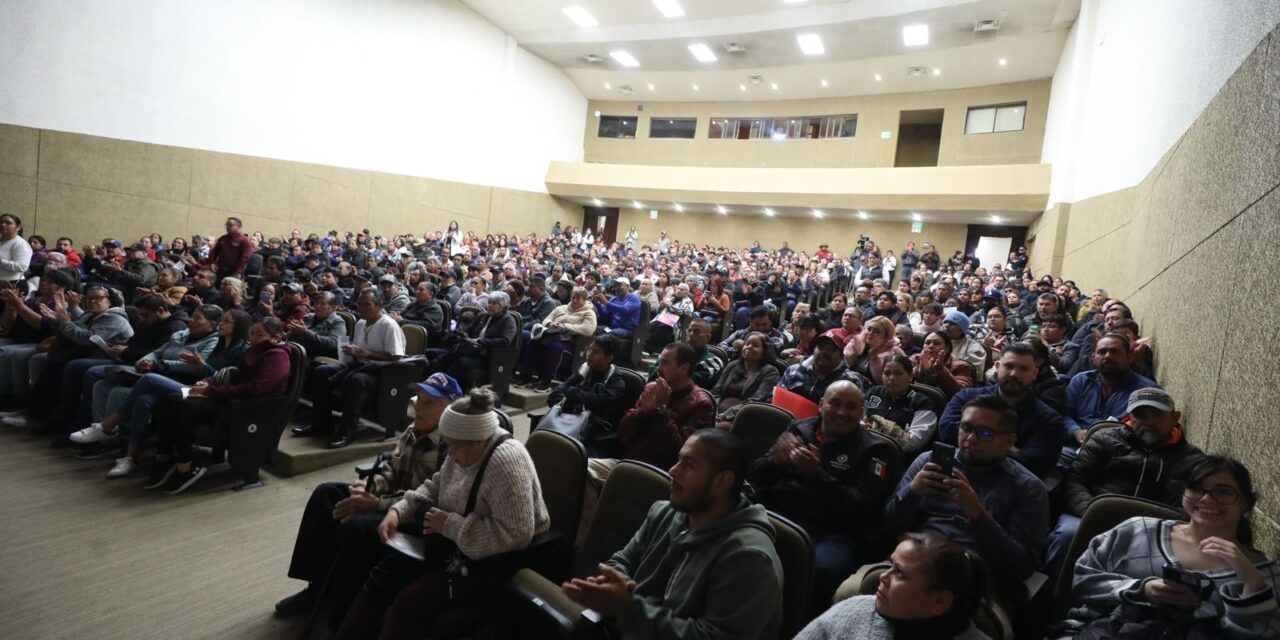 Entrega alcalde títulos de propiedad a familias juarenses