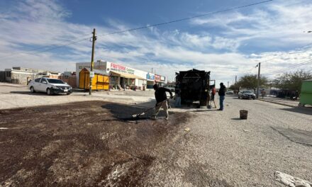 Atienden con bacheo colonias del suroriente de la ciudad