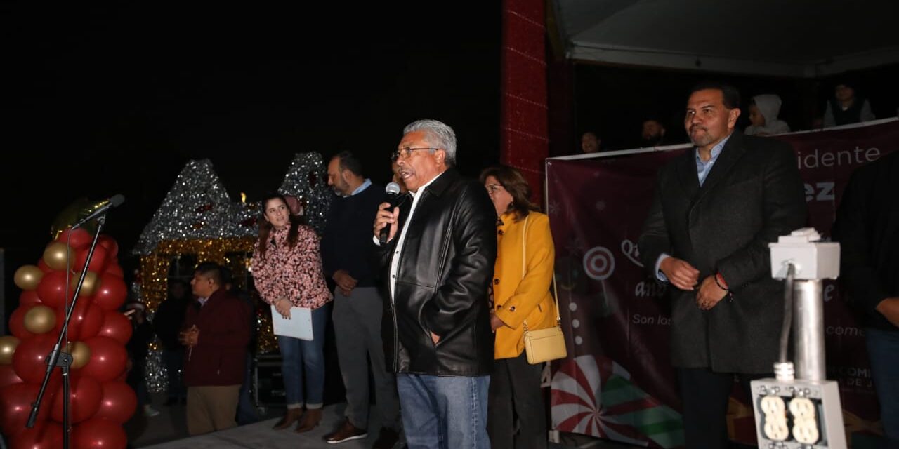 Encienden la iluminación navideña en el Parque Borunda