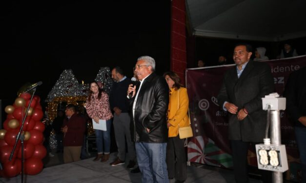 Encienden la iluminación navideña en el Parque Borunda