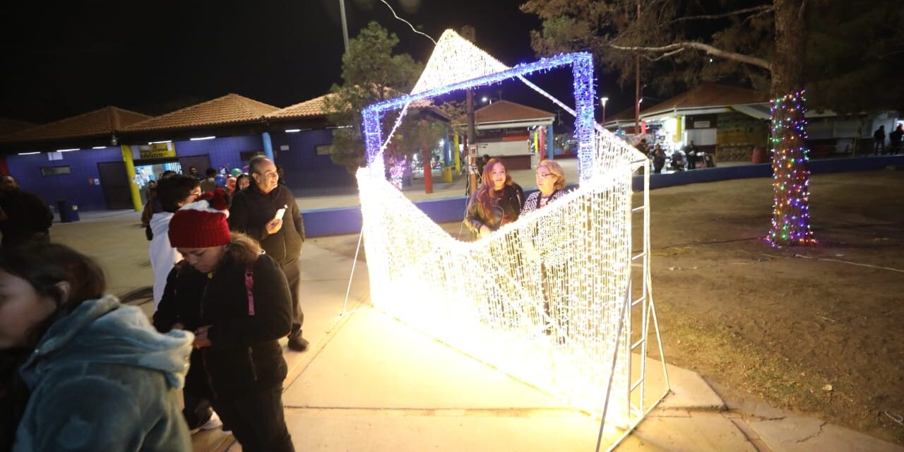 Encienden la iluminación navideña en el Parque Borunda