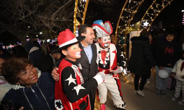 Encienden la iluminación navideña en el Parque Borunda