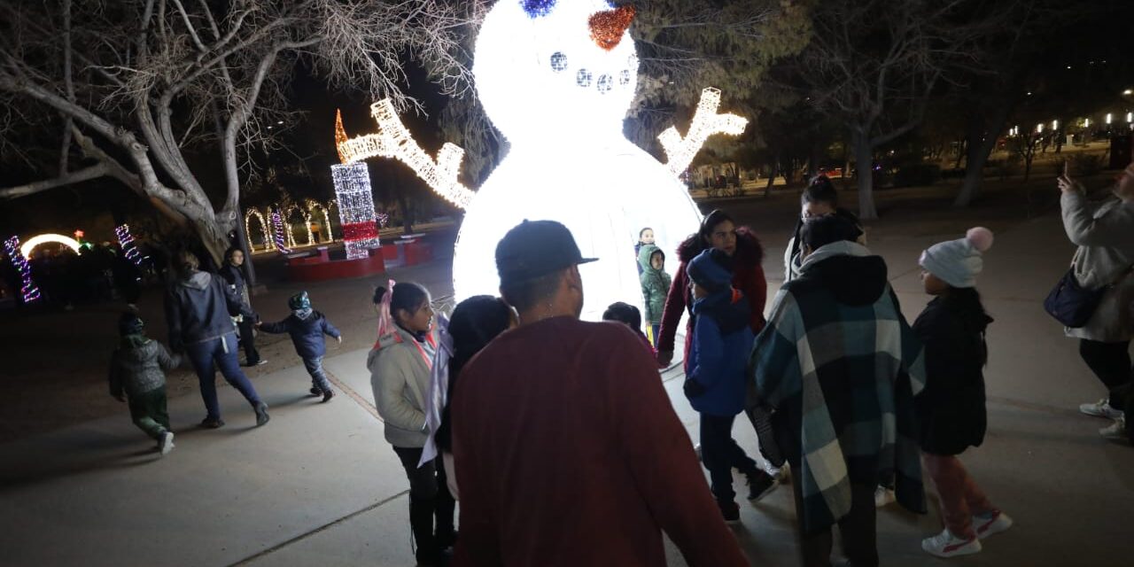 Encienden la iluminación navideña en el Parque Borunda