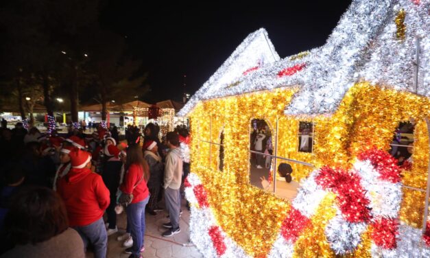 Encienden la iluminación navideña en el Parque Borunda