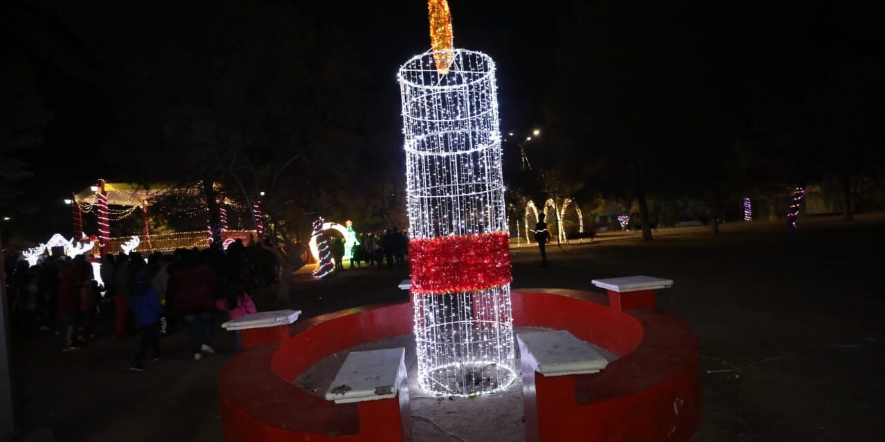 Encienden la iluminación navideña en el Parque Borunda